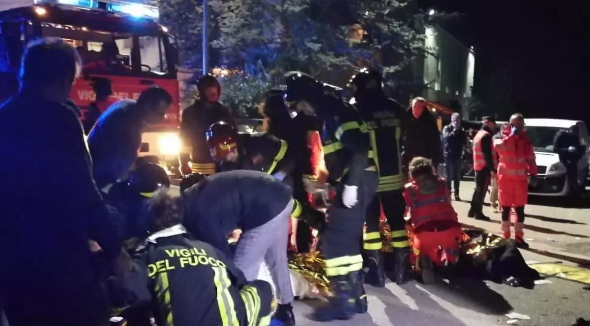 Busculadă într-un club din Italia, în timpul unui concert! Șase morți, dintre care cinci adolescenți, și peste 100 de răniți
