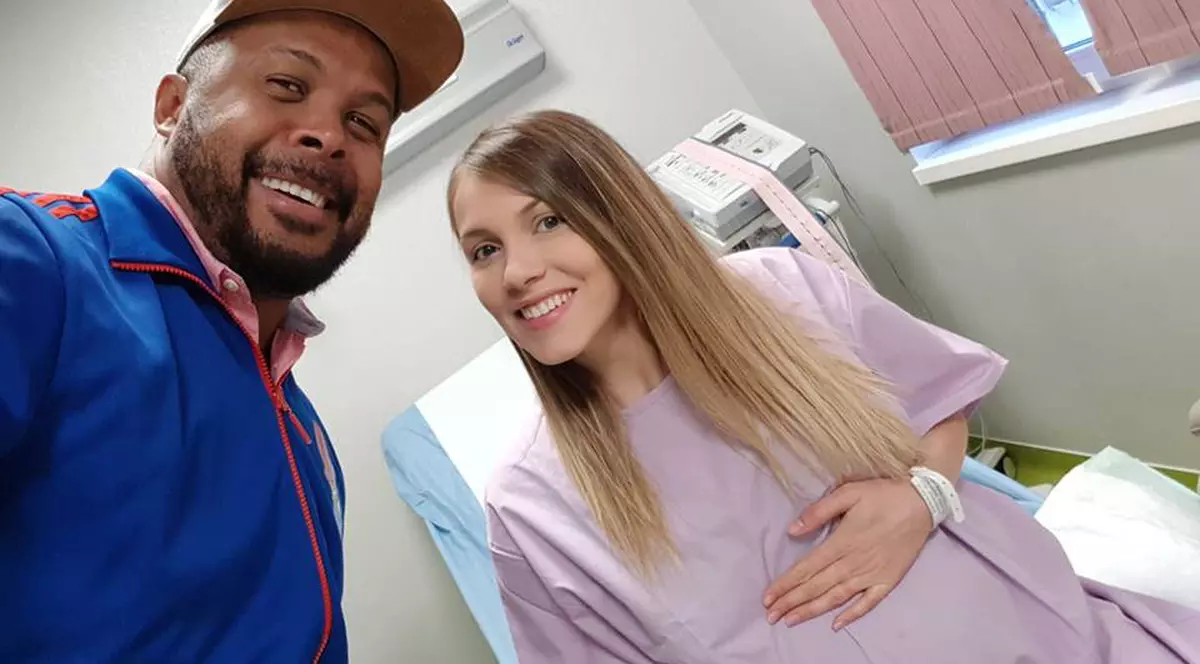 Prima poză cu bebelușul lui Cabral și al Andreei Ibacka. "Pitica e bine. Grăsuță, scandalagioaică"