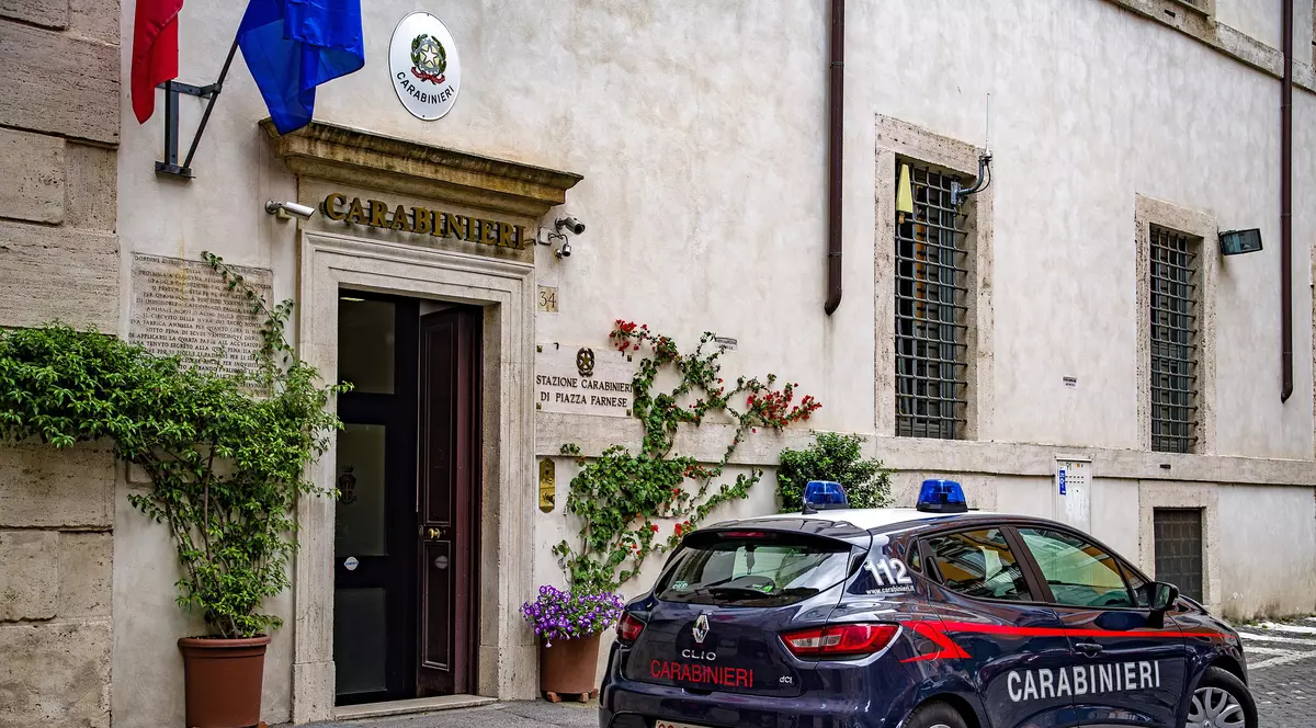 Fost ministru italian, condamnat pentru o insultă rasistă. Mașină de carabinieri, în fața sediului