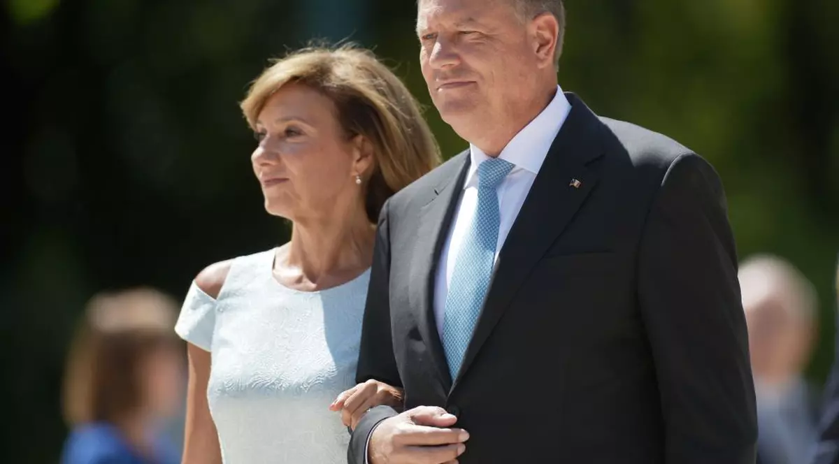 VIDEO/ Cum și-a făcut apariția Carmen Iohannis, după ce nu a mers la audieri la Parchetul General, din cauza unor probleme de sănătate