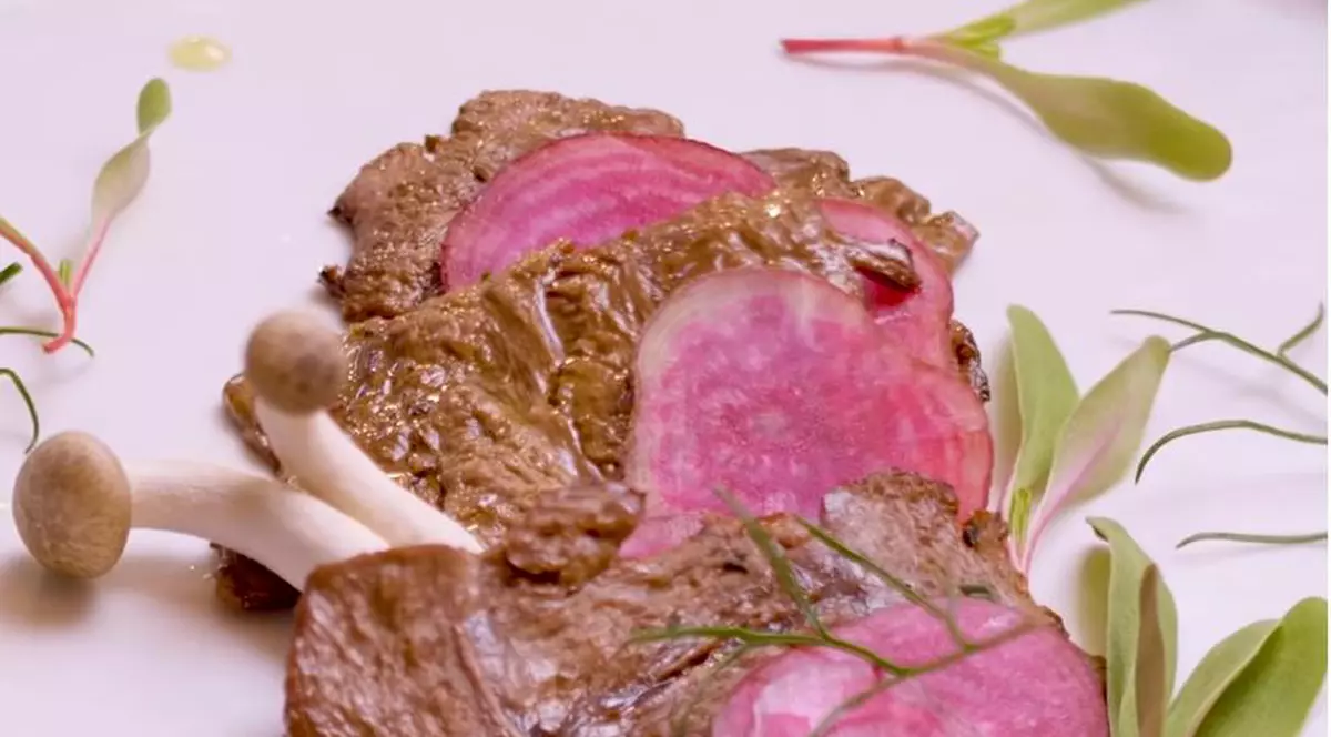Prima friptură de vită artificială. Friptură de carne de vită artificială. în farfurie