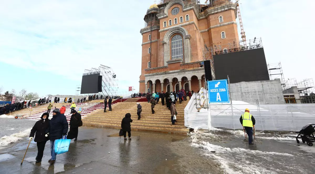Patriarhia a anunțat când va vizita Papa Francisc Catedrala Mântuirii Neamului