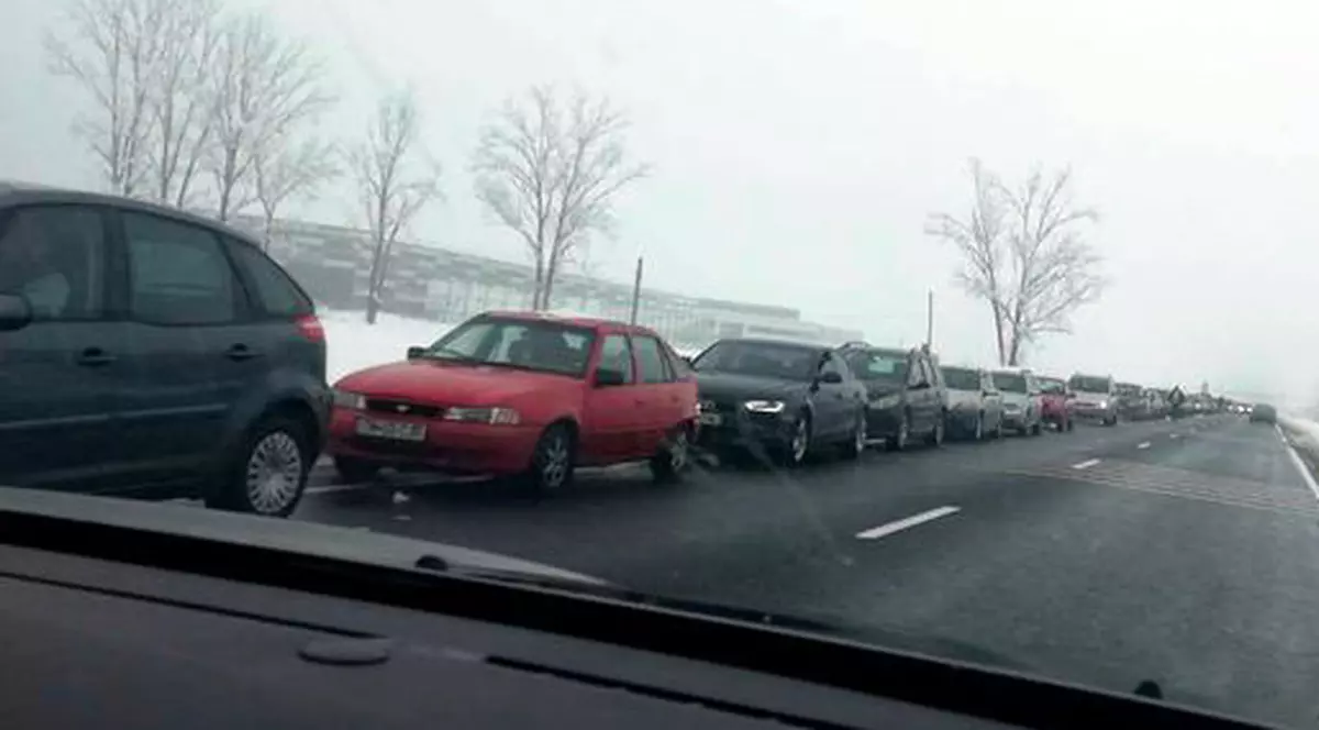 FOTO/ Coadă kilometrică la singura benzinărie funcțională din Lugoj, oraș rămas fără curent și apă din cauza ninsorii