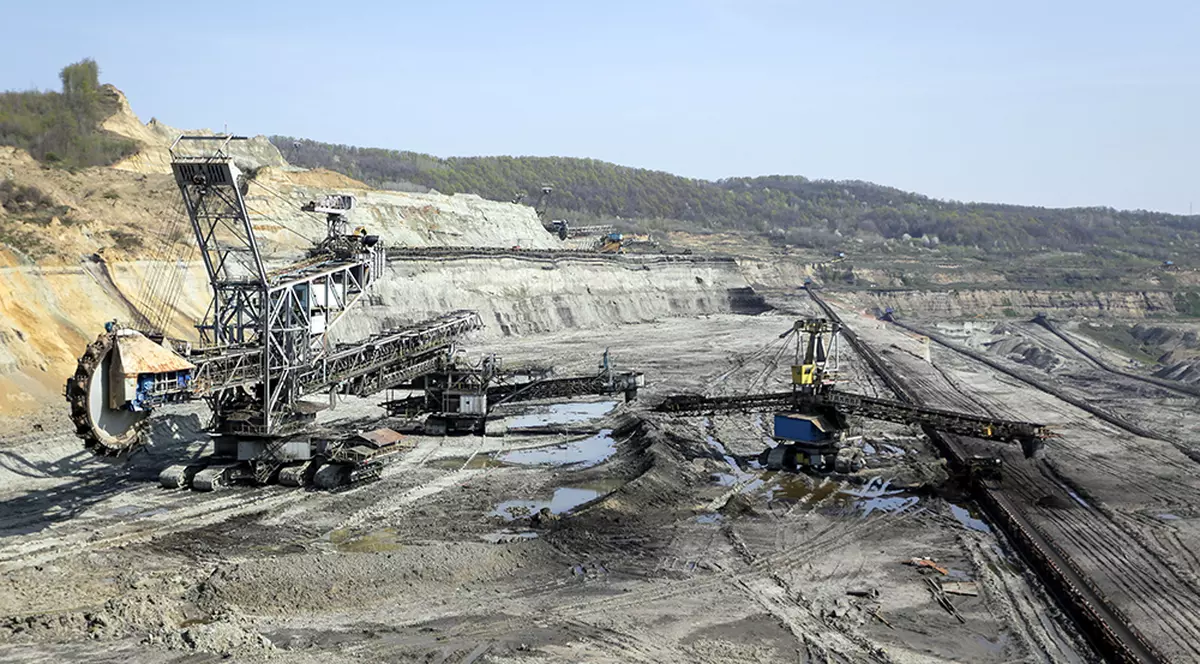 Conflict de interese de 3.600 de euro pe zi. Complexul Energetic Oltenia angajează fără licitaţie aceeaşi firmă pusă să recupereze datorii de la gigantul energetic