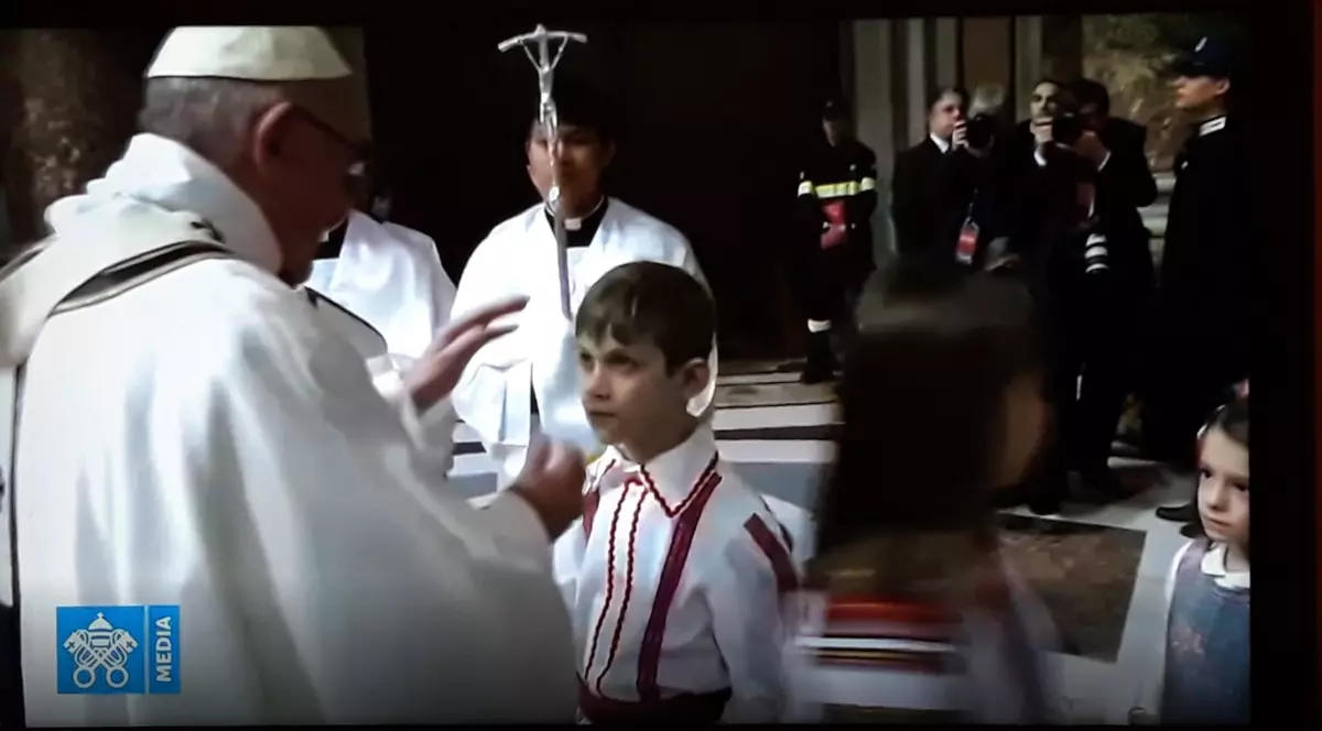 Doi copii români au fost binecuvântați de Suveranul Pontif în Ajunul Crăciunului. "De ce m-au ales pe mine, mami?". Drama prin care a trecut unul dintre copii