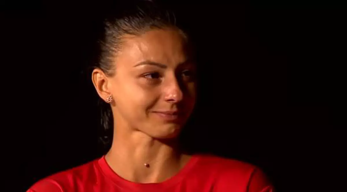 Cristina Nedelcu a apărut la aeroport îmbrăcată în negru