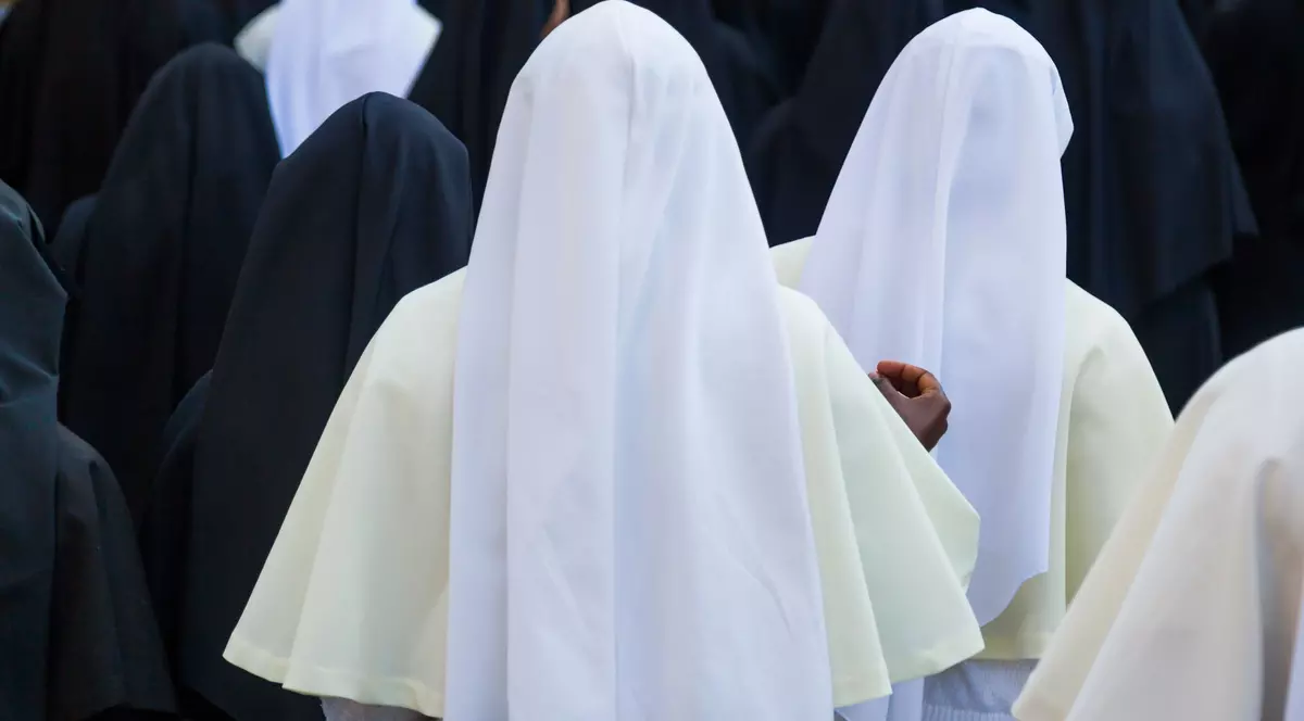 Două călugărițe, acuzate că au furat 500.000 de dolari de la o școală din California
