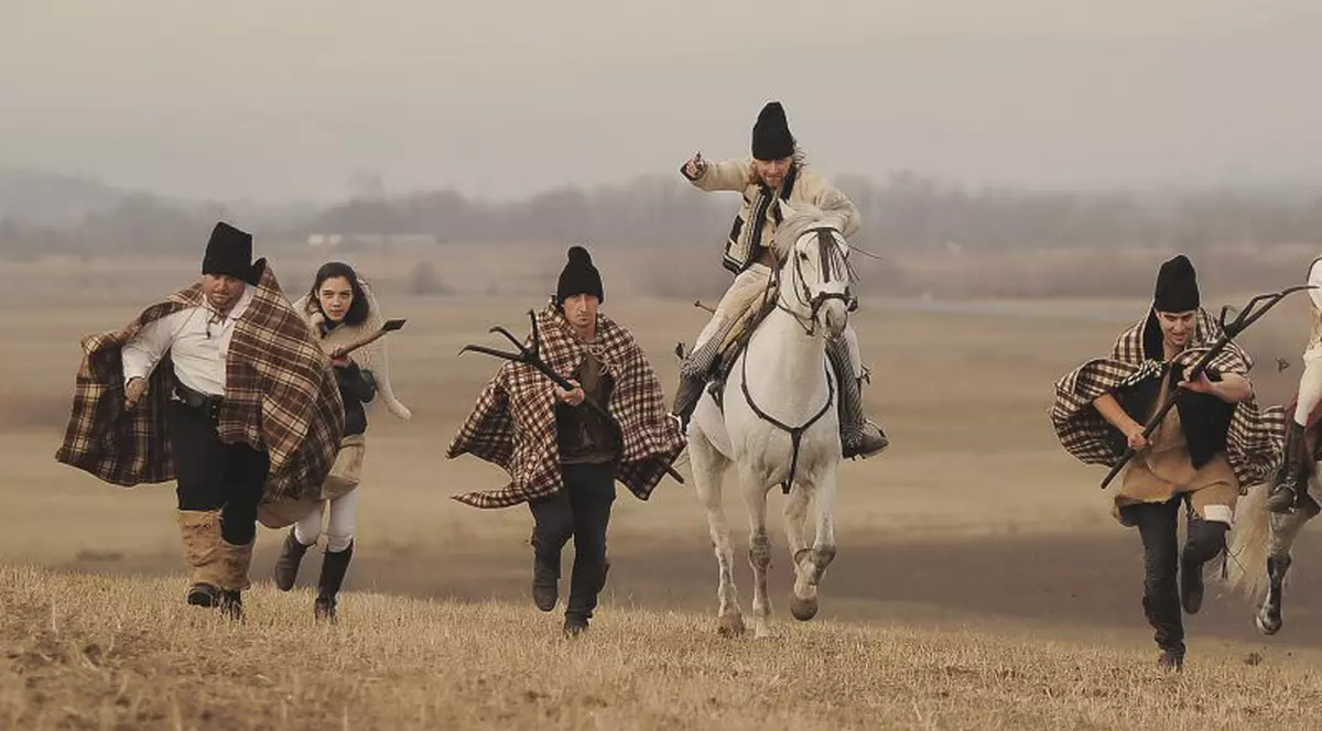 REPORTAJ/ O artistă a transformat dorul de copilărie într-o afacere de succes. Viorica Șerbănoiu pictează globuri cu suflet (FOTO)