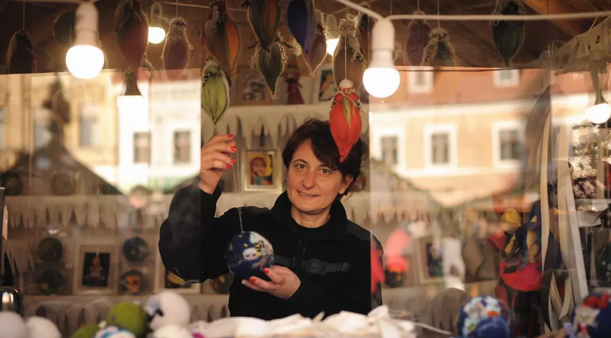 O familie din Brașov face globuri din lână, mătase, in și bumbac