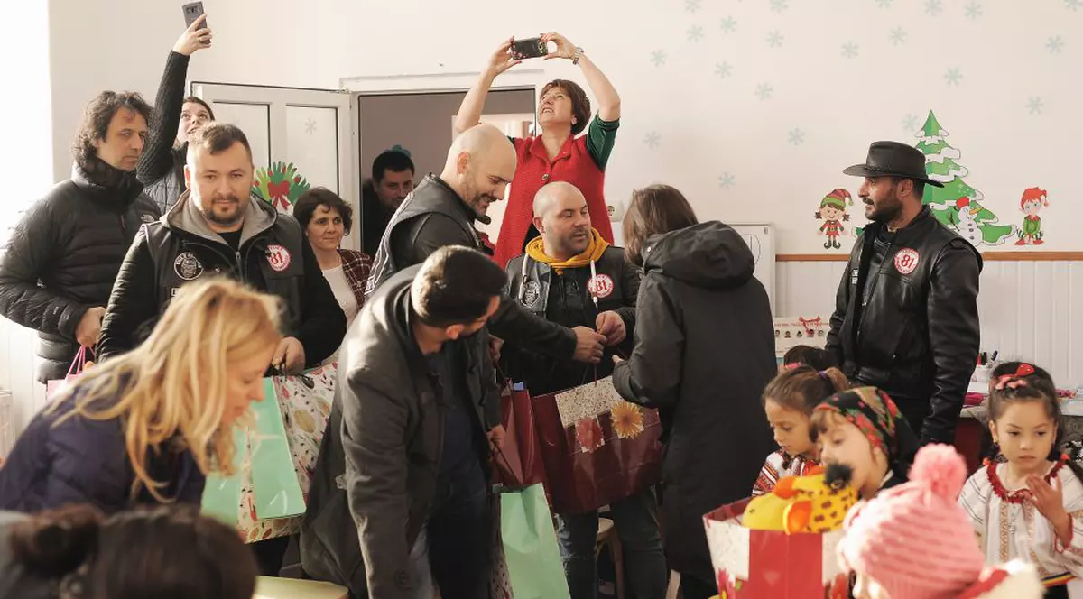 Un club de motociclişti a donat calculatoare copiilor dintr-un sat braşovean