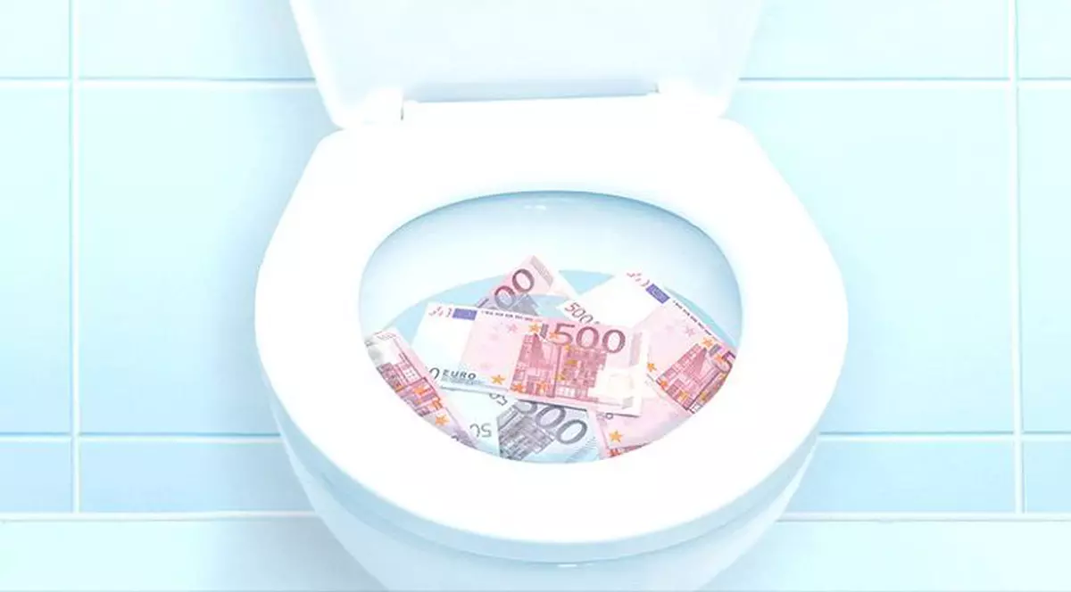 Aproape 100.000 de euro aruncați de două femei în toalete
