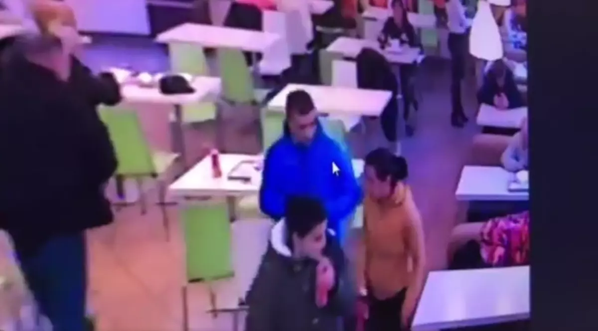 Cum a furat o femeie o geantă dintr-un fast-food. Momentul a fost filmat