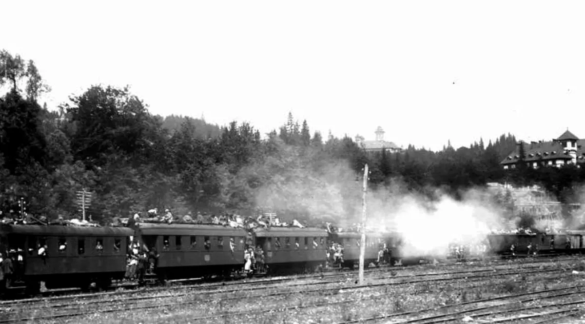 Gara Sinaia în 1924, cu pasageri care călătoresc pe tren, ca în India
