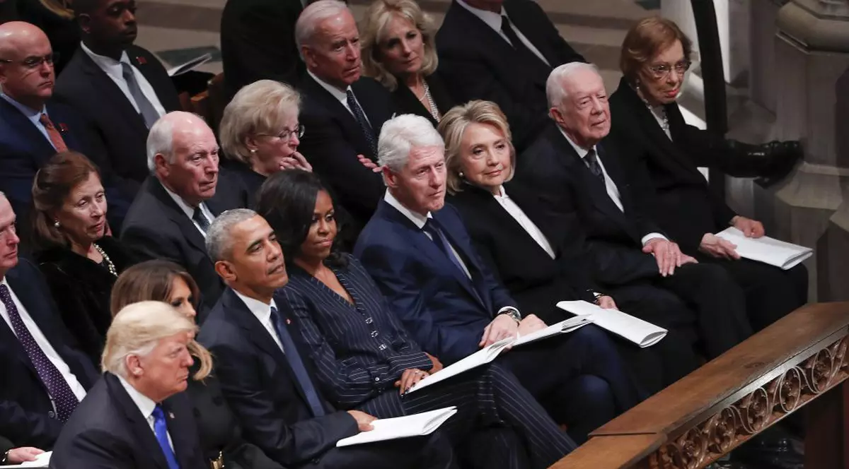 FOTO&VIDEO/ Funeralii de stat pentru George H.W. Bush. Donald Trump și Hillary Clinton s-au ignorat, deși au stat pe același rând