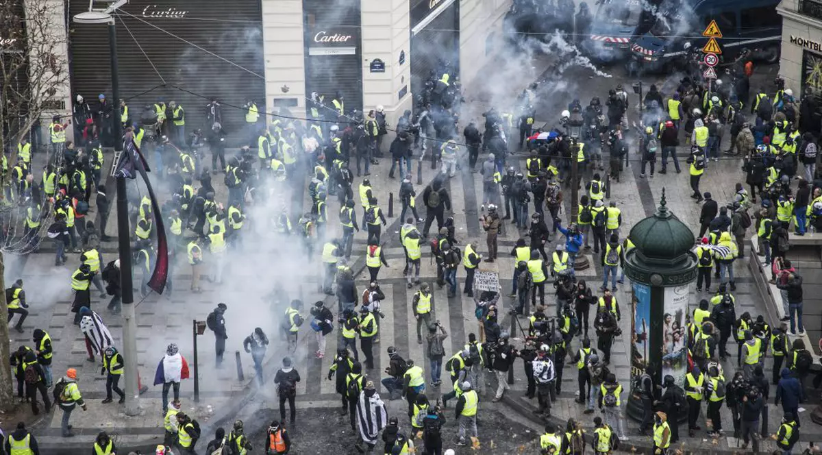 Violențe și gaze lacrimogene în centrul Parisului! 548 de rețineri, 210 de arestări preventive. Haos în apropiere de Champs-Elysées