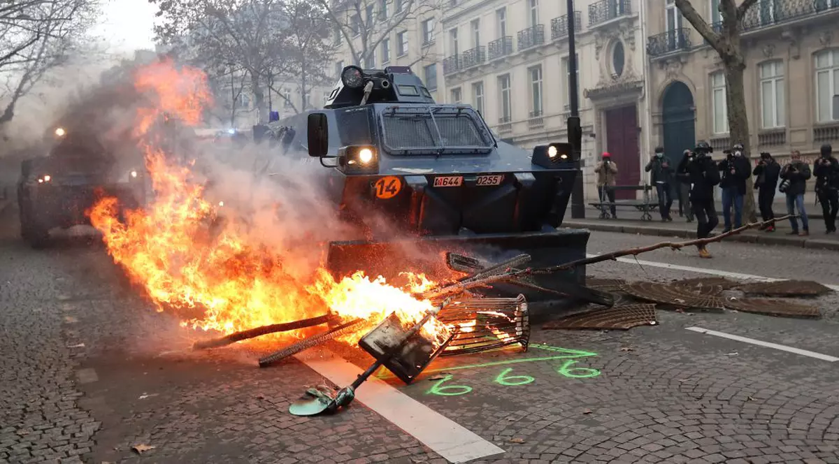 FOTO&VIDEO / Zi de foc în Franța! Violențe și confruntări, soldate cu aproximativ 1.400 de persoane reținute