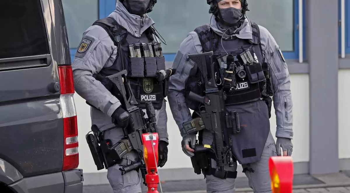 Incident de securitate pe un aeroport din Germania. O mașină a distrus o barieră şi a pătruns pe pistă