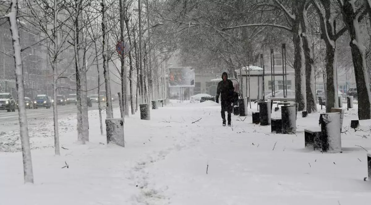 Prognoza meteo pentru perioada 7-20 ianuarie. Un om, văzut din depărtare, mergând prin zăpadă