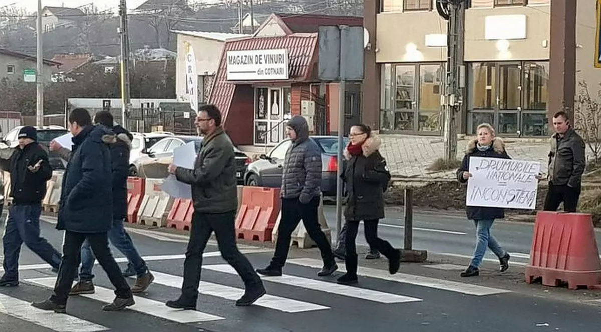 "Vestele galbene" au protestat și în România! Oamenii au blocat trecerea de pietoni din Iași pe care a fost paralizată Ana Maria Tănasă!