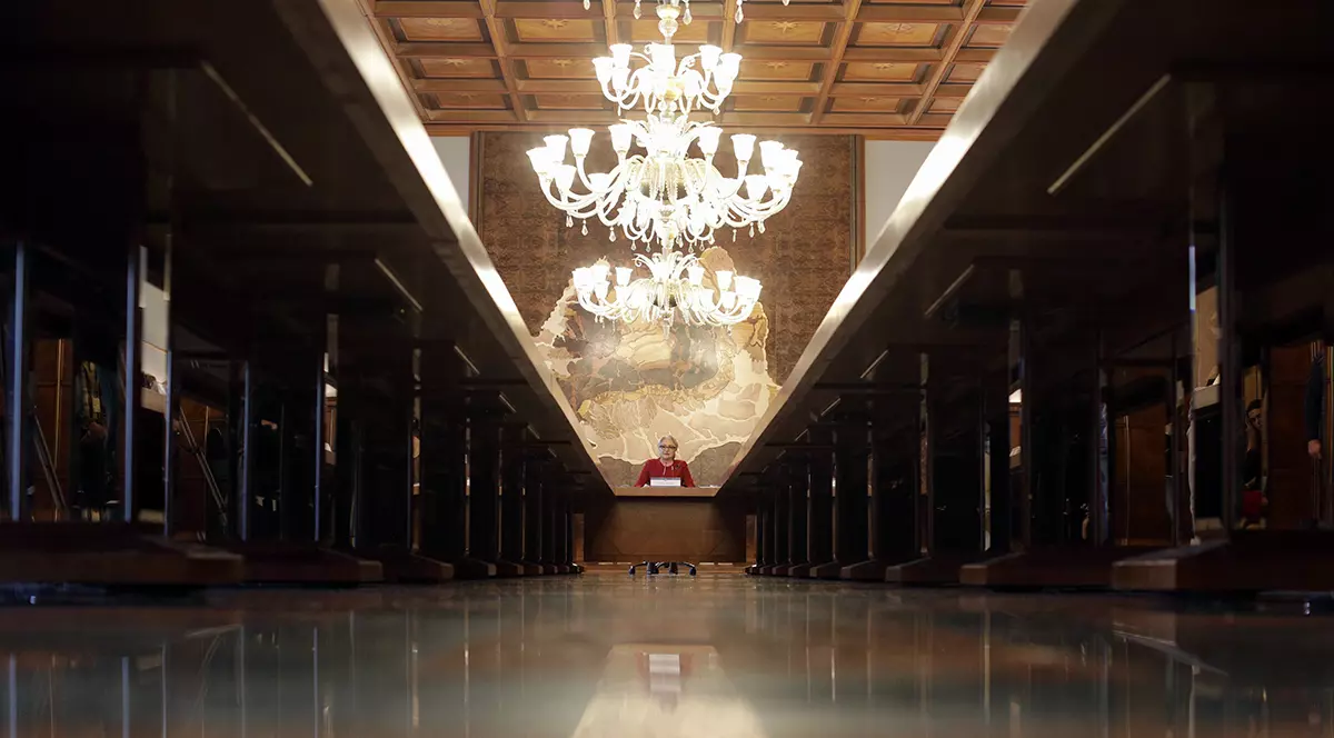 Viralele finalului de an: Viorica Dăncilă, parodiată de Toni Grecu și Nuami Dinescu. "Scrisoarea premierului către Moș Crăciun", citită pe scena Teatrului Național