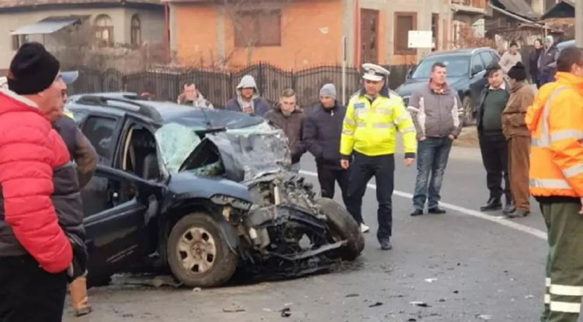Accident grav la Curtea de Argeş. Doi morți după ce un Duster plin cu muncitori a intrat într-un TIR