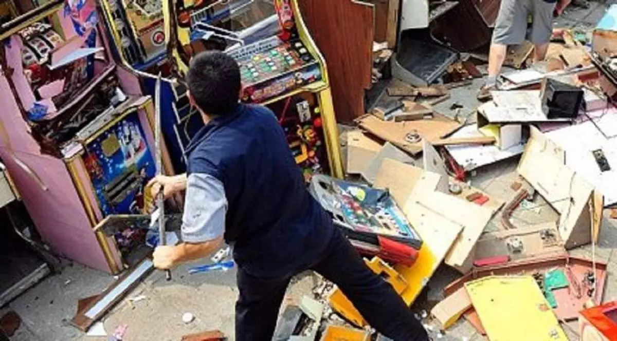 Un bărbat și-a pierdut banii la păcănele, iar apoi a distrus sala cu o rangă! Era eliberat sub control judiciar