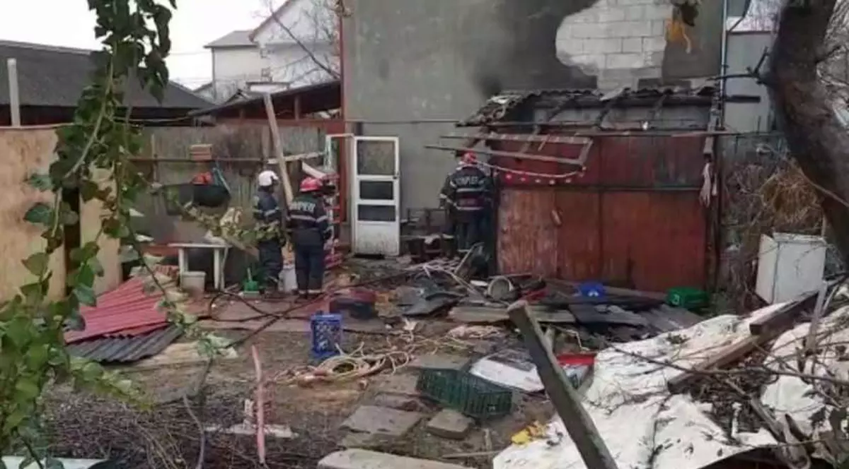 Explozie urmată de incendiu la Costineşti. Un bărbat a murit