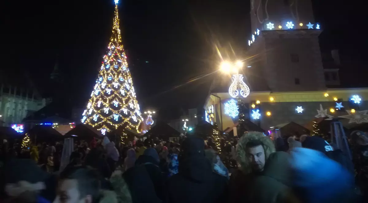 GALERIE FOTO/ S-au aprins luminile de sărbătoare în Braşov. Mii de persoane au umplut Piaţa Sfatului până la refuz