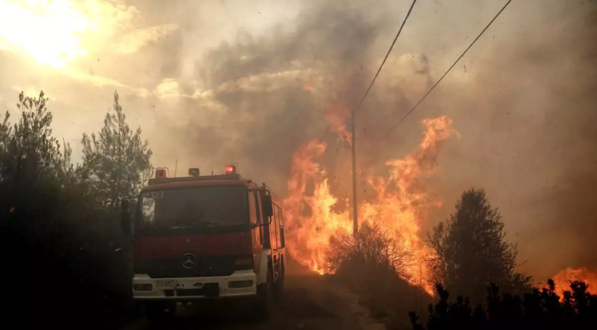 Trei migranţi au murit și trei au fost răniți, în Grecia. Incendiu în Grecia, lângă care se află o mașină de pompieri