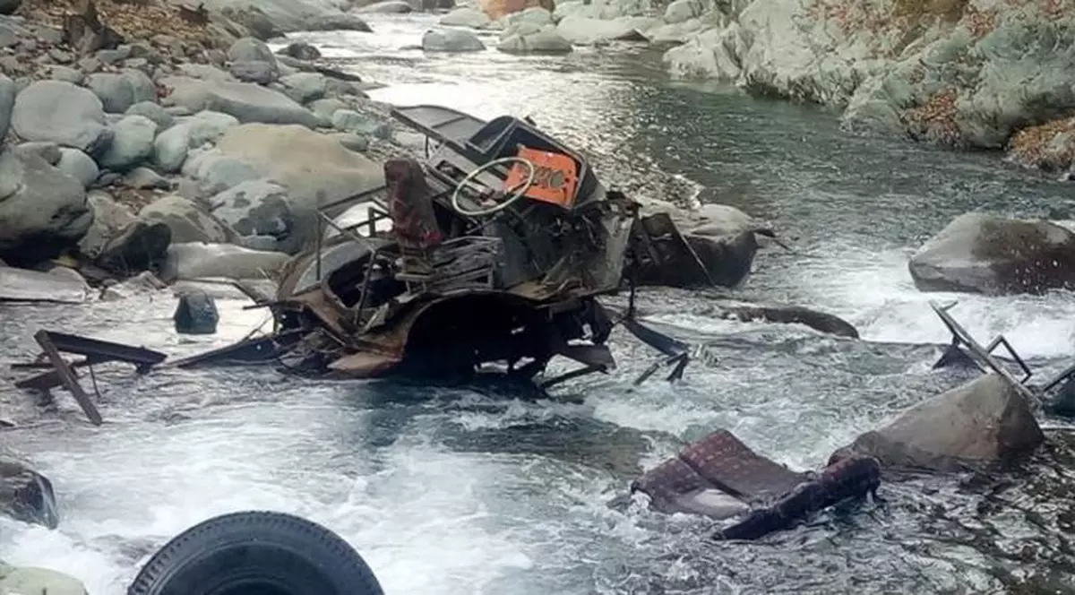 Un autobuz din India a căzut în gol de la 60 de metri. Rămășite din autobuzul prăbușit de la 60 m, în India