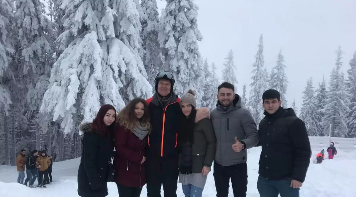 Unde și-a petrecut Iohannis ultima zi a anului. Președintele s-a fotografiat cu turiștii la schi