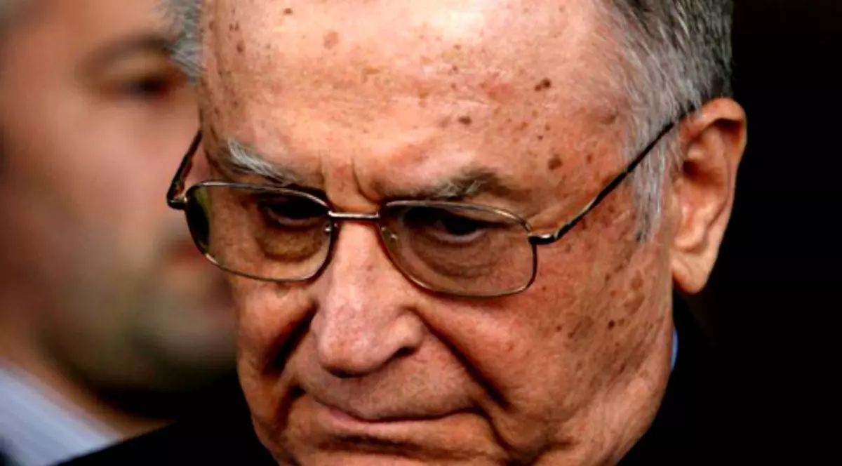 Casa lui Ion Iliescu, păzită de jandarmi de un grup de protestatari care îl acuză pe fostul președinte pentru Mineriada din 14 iunie 1990