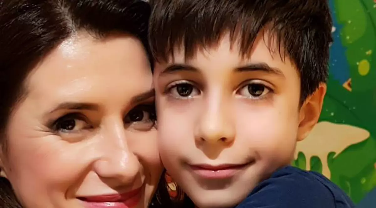 Fiul Iulianei Tudor a împlinit 8 ani. Iuliana Tudor, alături de fiul său, Cristian Tudor, îmbrățișați