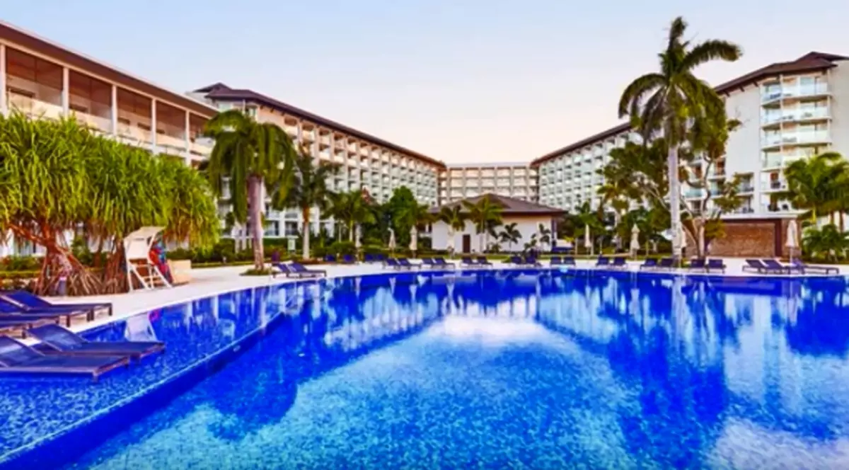 O femeie i-a plătit pe reprezentanții unui resort de lux să facă ceva special pentru comemorarea fiului prietenilor ei. Când a văzut ce-a ieșit, femeia a rămas mută. Turiștii și-au primit toți banii înapoi