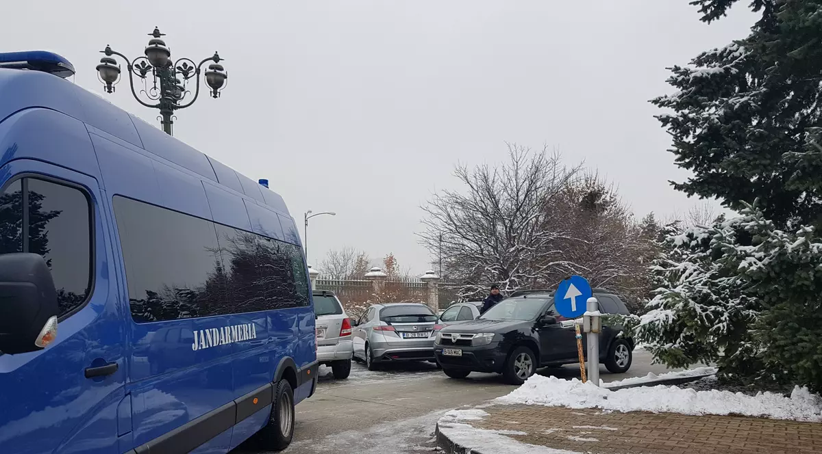 Atacul Opoziției de la tribună, după ce Palatul Parlamentului a fost ”ocupat” de jandarmi: ”Uitaţi ce păţeşte o tânără în România, iar jandarmii stau în Parlament să apere penalii”