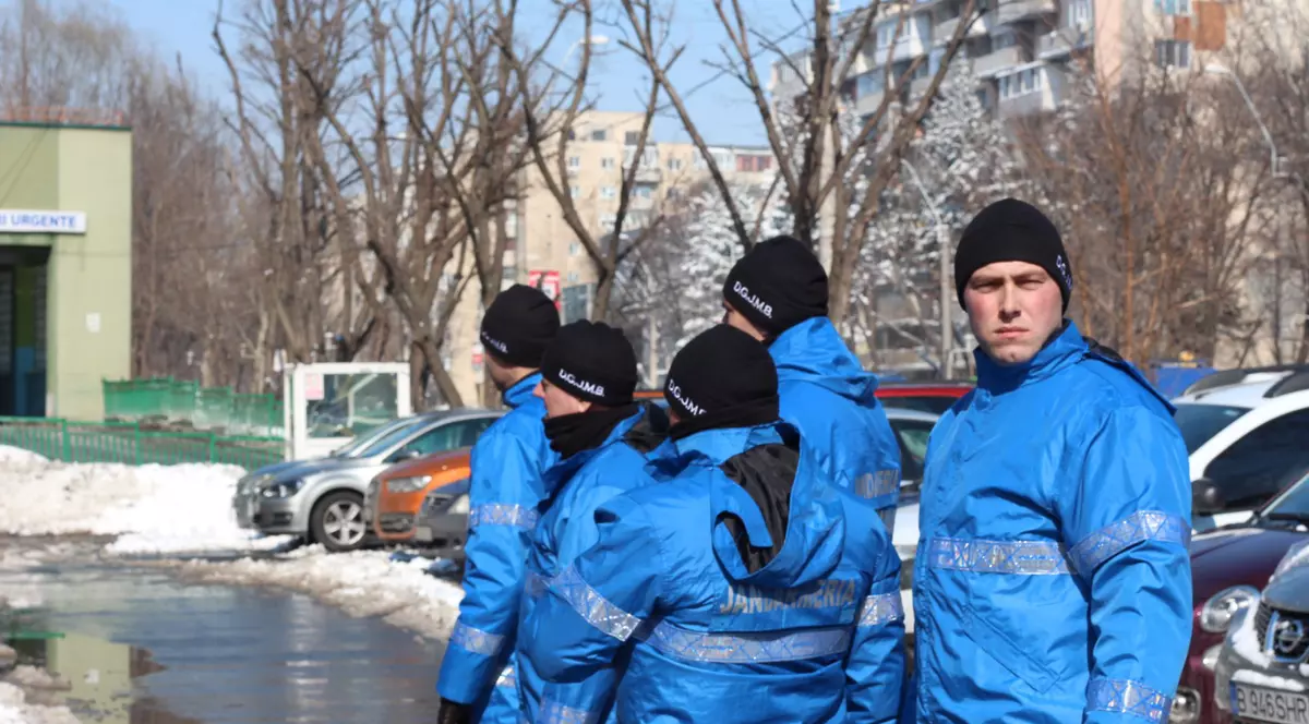 Măsurile jandarmilor bucureșteni, pentru Revelion 2019. Jandarmi în curtea Spitaului e Copii Marie Curie (Budimex)