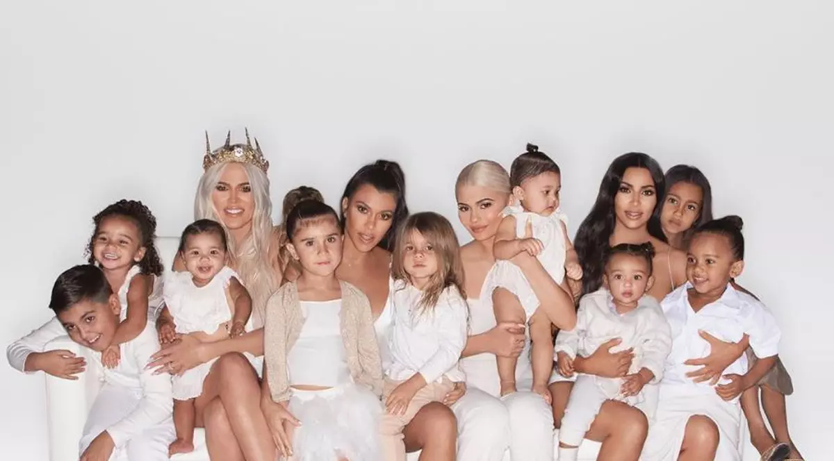 FOTO| Kylie Jenner și Khloe Kardashian și-au asortat ținutele de Crăciun cu cele ale fetițelor lor. Ce a ieșit e uimitor