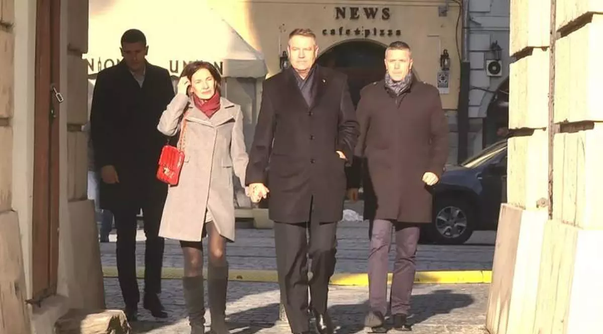 Klaus Iohannis, alături soția sa, la slujba de Crăciun de la Sibiu