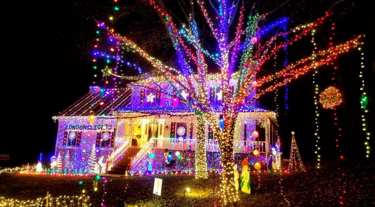 GALERIE FOTO | "Luminile lui London". Motivul dureros pentru care un tată instalează în fiecare an peste 300.000 de luminițe de Crăciun