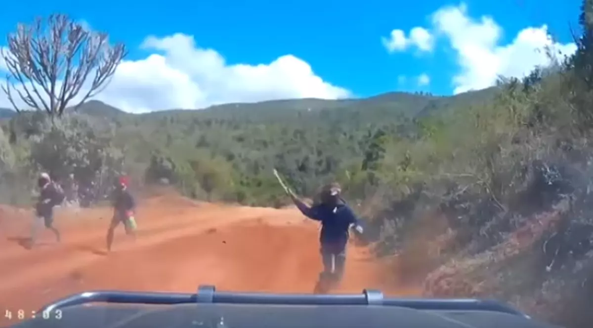 Momente de groază pentru niște americani în Kenya. Au fost atacați cu macetele de niște hoți pe care i-au surprins furând!