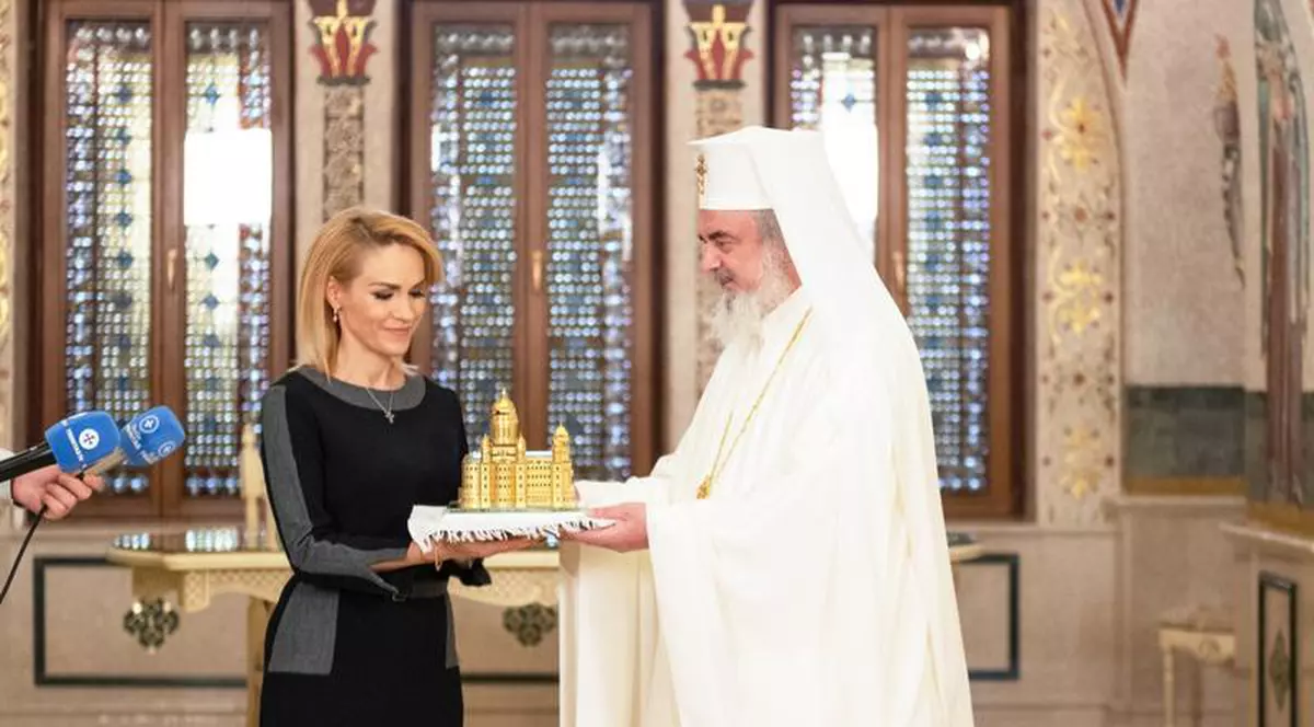 Gabriela Firea a primit de la Patriarhul Daniel o machetă de cristal a catedralei Mântuirii Neamului "ca semn de prețuire și recunoștință pentru tot sprijinul acordat Bisericii"