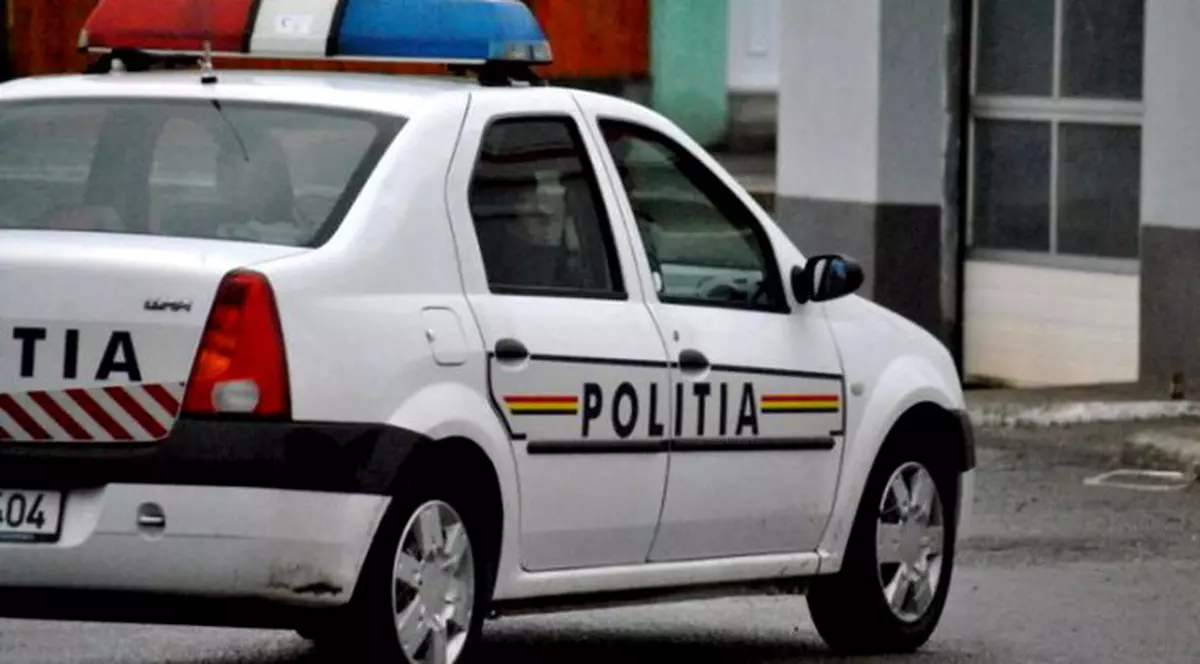 Un polițist a fost bătut și biciuit în plină stradă