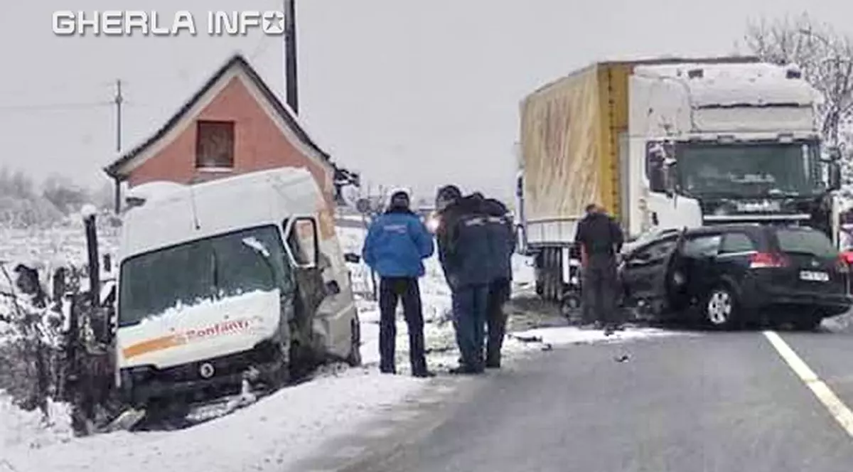 O mașină a intrat sub un TIR, în Maramureș. Un mort și cinci răniți