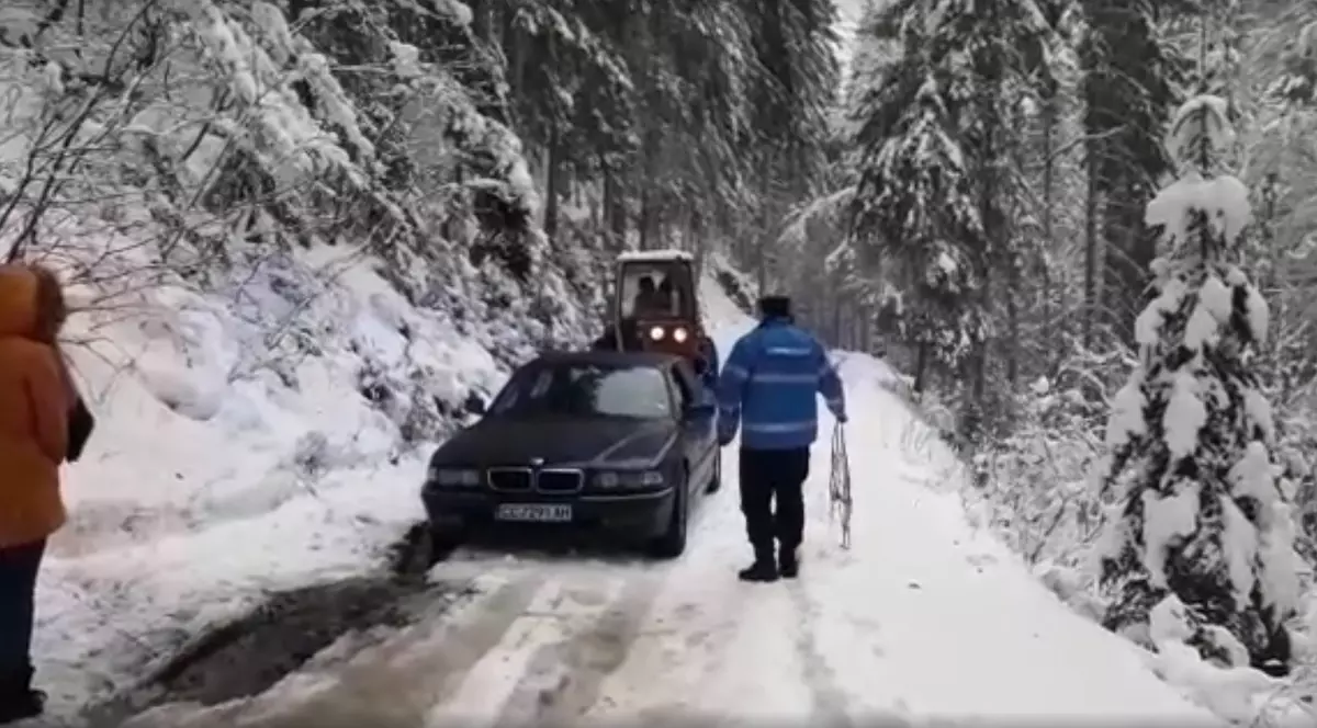 Tineri salvați de jandarmi din nămeți