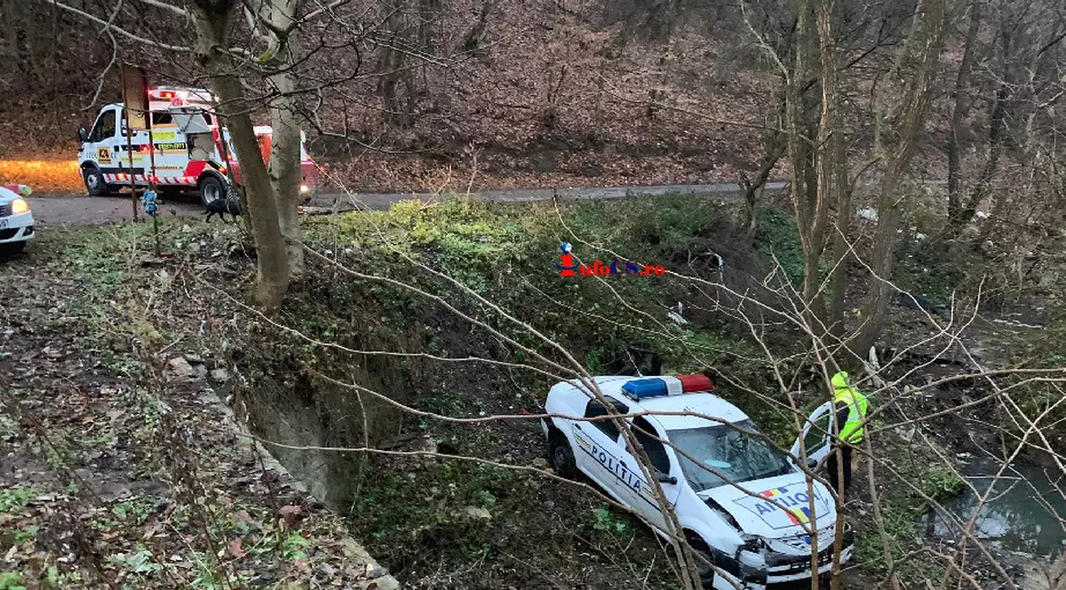 O mașină de poliție a căzut într-o râpă. Care e starea agenților aflați în autovehicul