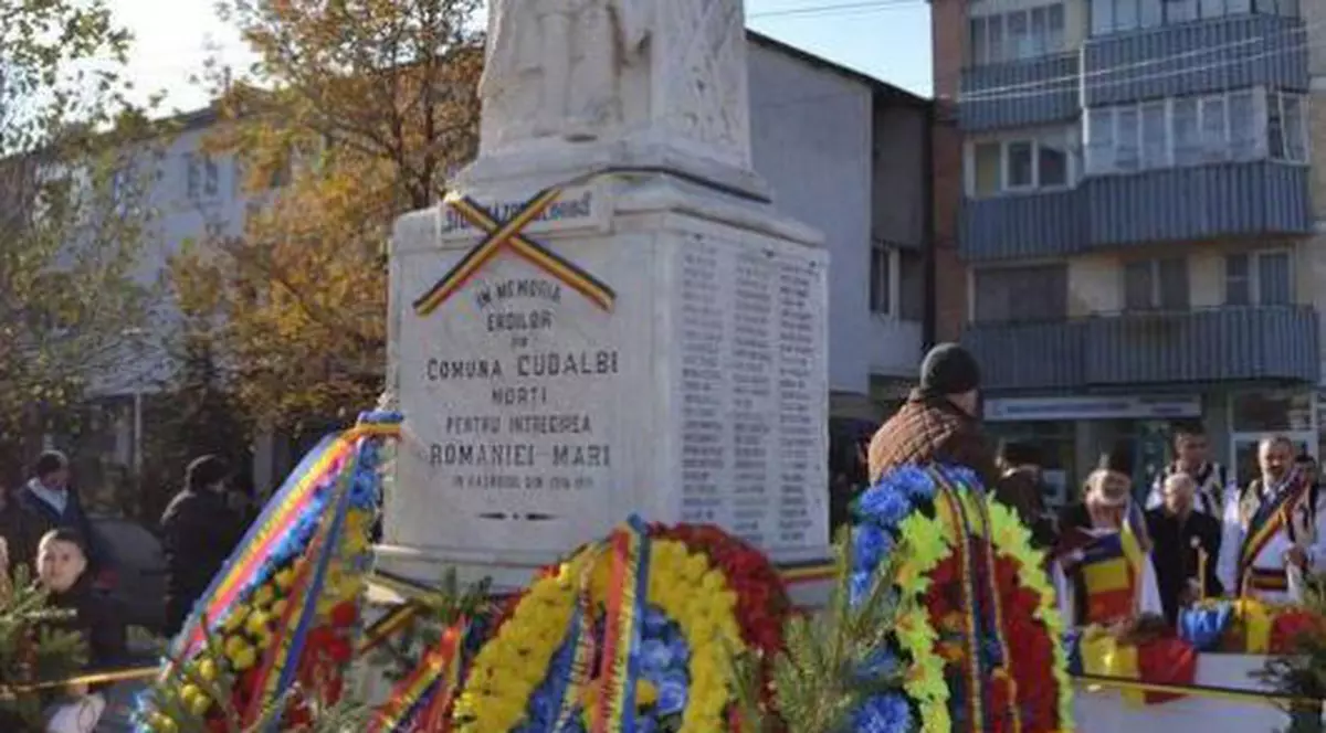 Un monument al eroilor din Galați a fost transformat ... într-un brad de Crăciun. Imagini inedite