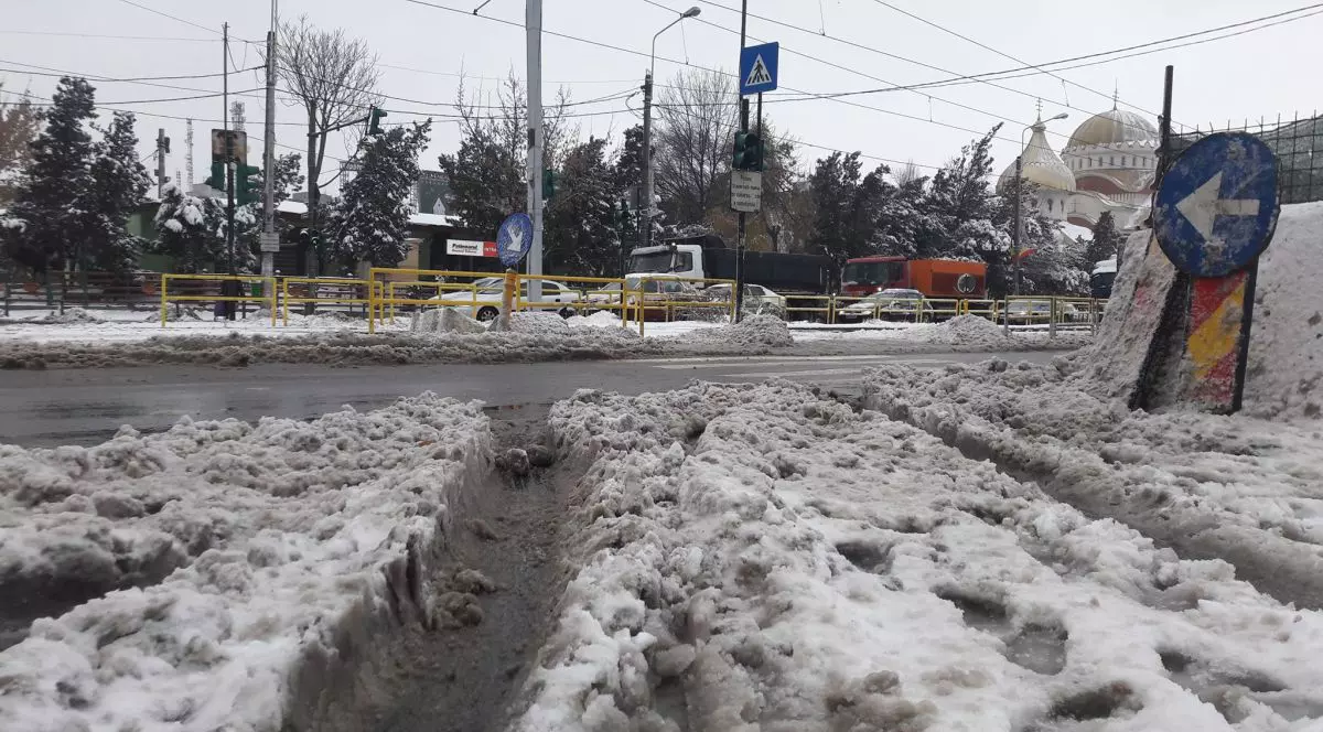 Cum se desfășoară traficul în București la această oră. Sute de utiliaje și operatori au ieșit pe străzi la deszăpezire