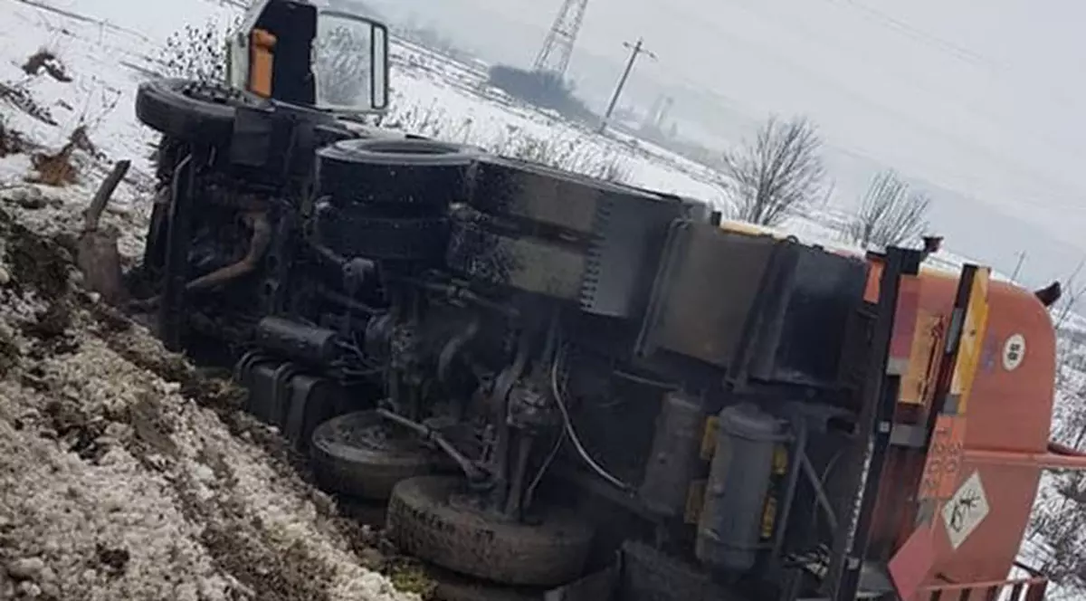 O cisternă încărcată cu motorină s-a răsturnat în Florești, județul Cluj