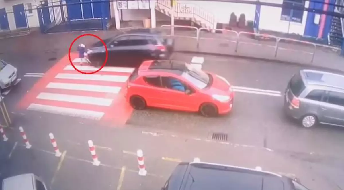 O fetiță din Portugalia a fost lovită pe trecerea de pietoni și a scăpat miraculos