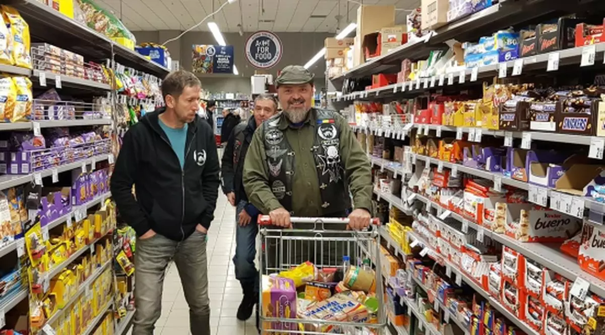 Oamenii de la Apulum Bikers, la cumpărături, după ce au strâns bani pentru Nea Chipăruș. I-au dus alimente, haine și lemne